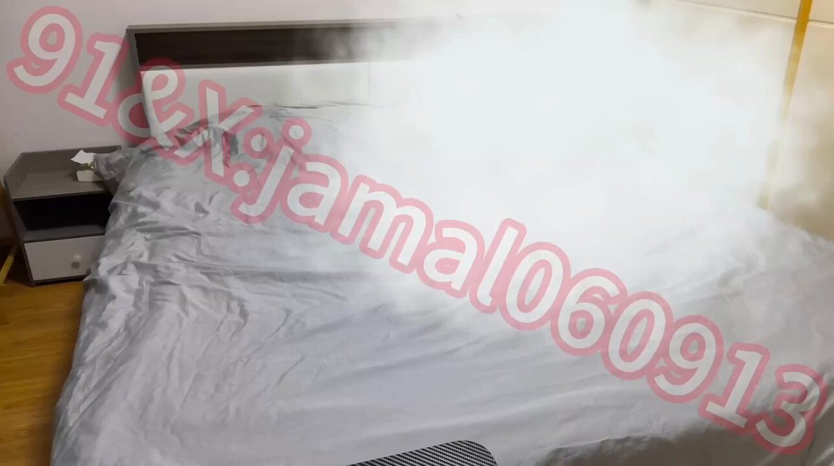 床上袜子女郎翘臀扭动 烟雾缭绕激情喷射！