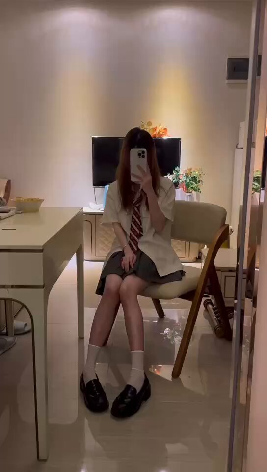 清純な女子学生の自撮り誘惑！白いストッキングの制服美脚ショー 123av.fun