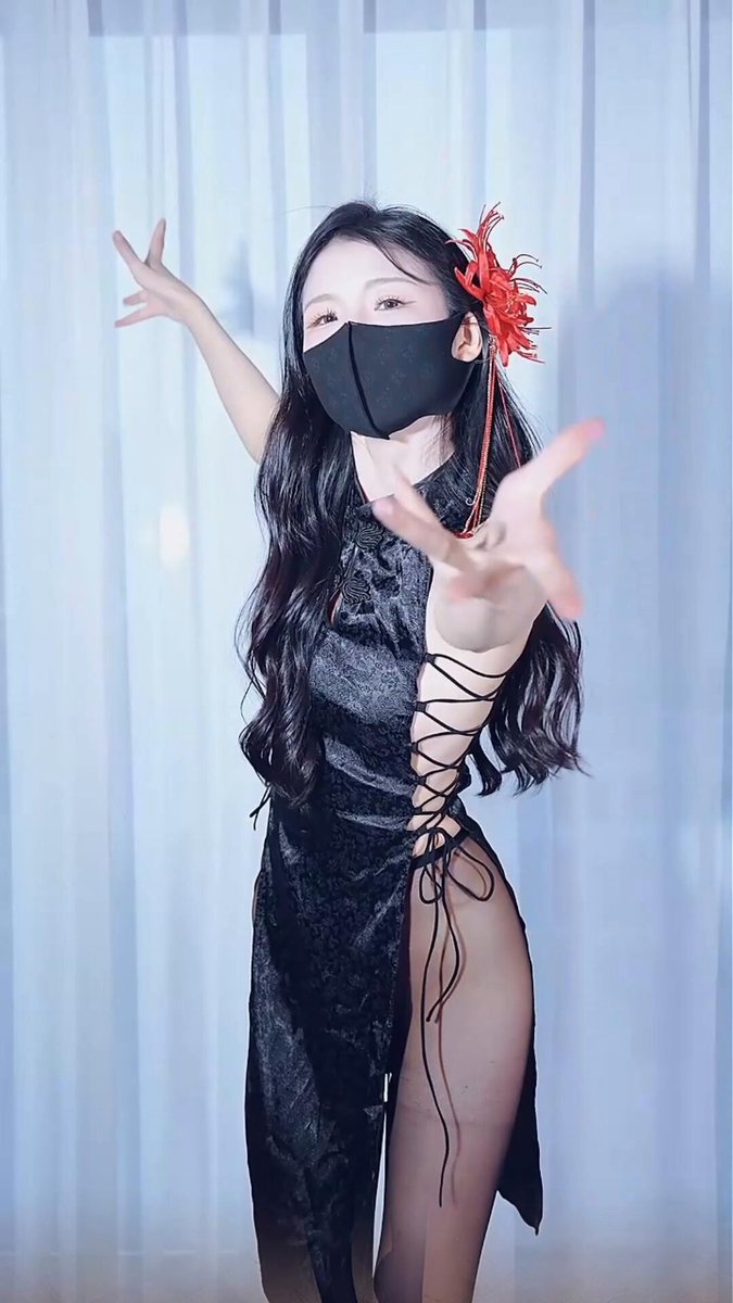 マスク姿のチャイナドレス美女：股間オープンのストッキングで乳房と陰部を露出する誘惑ダンス