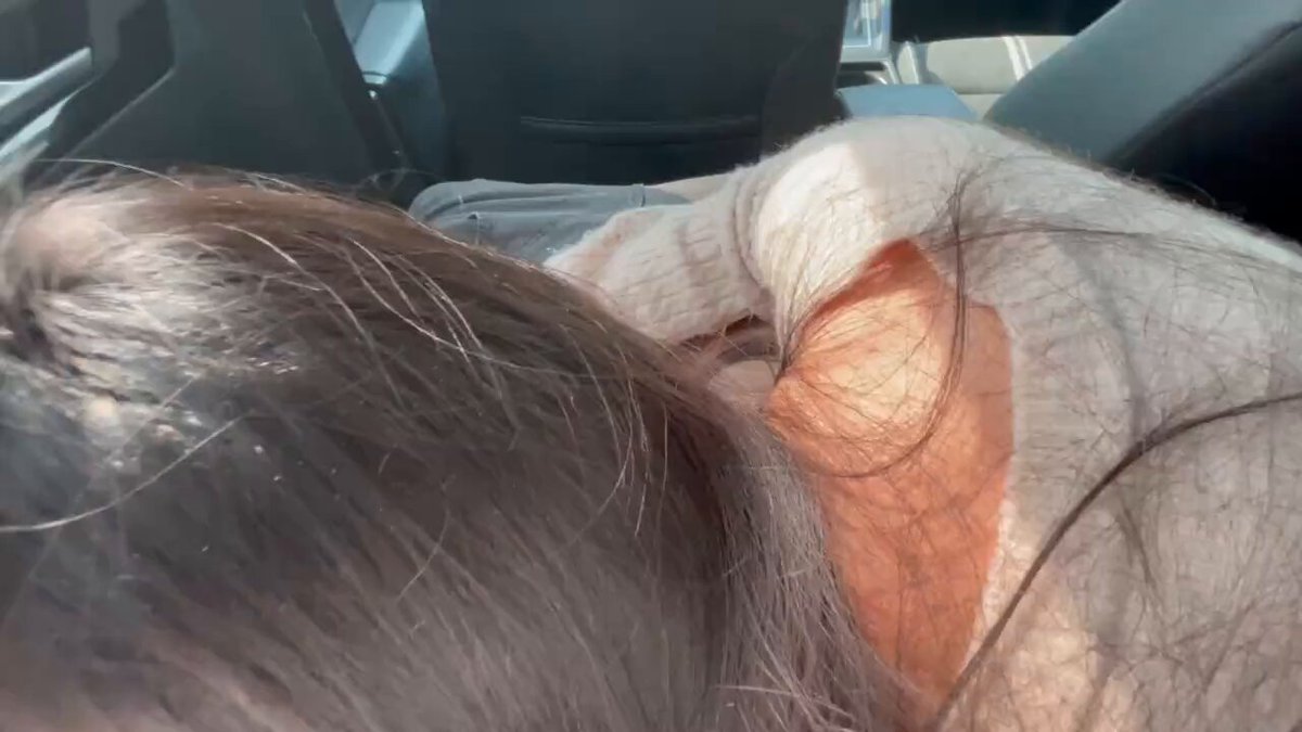 Jeg satt i bilen med en mannlig student! Han tvang meg til å gi ham oralsex mens hodet mitt ble holdt nede 🥹