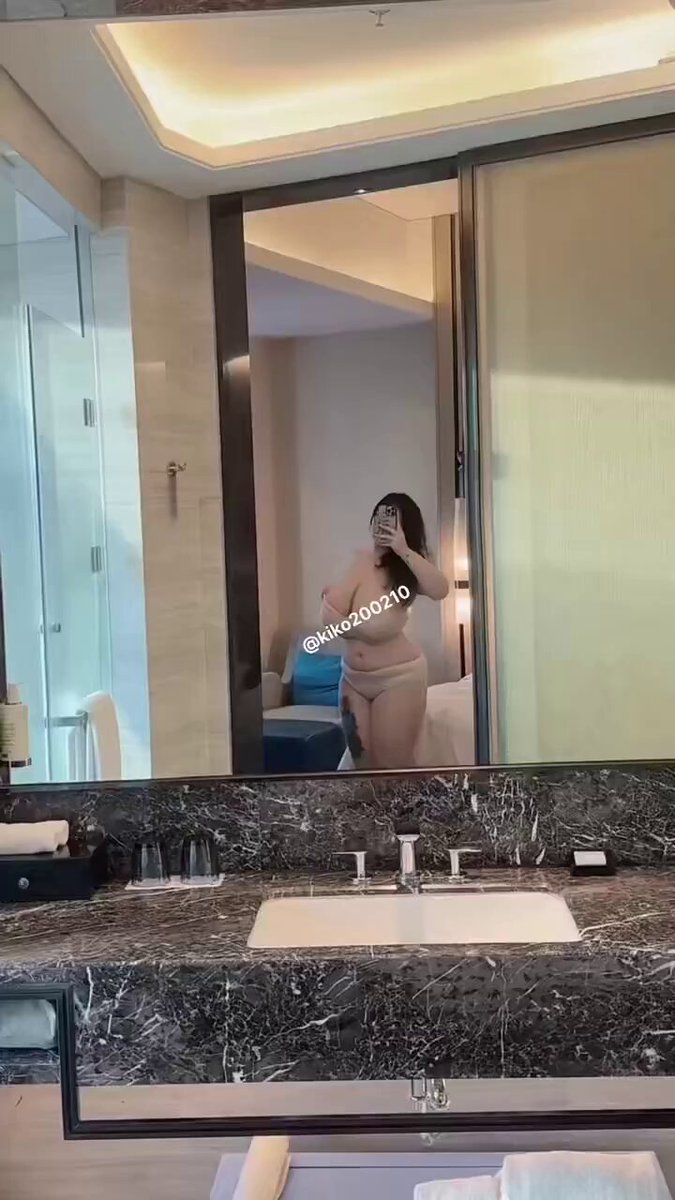 ホテルのバスルームで誘惑する女性（アダルトコンテンツ）