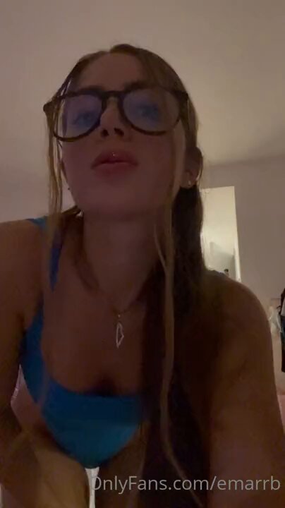 眼镜美女蓝色连体泳装诱惑扭臀翘臀秀