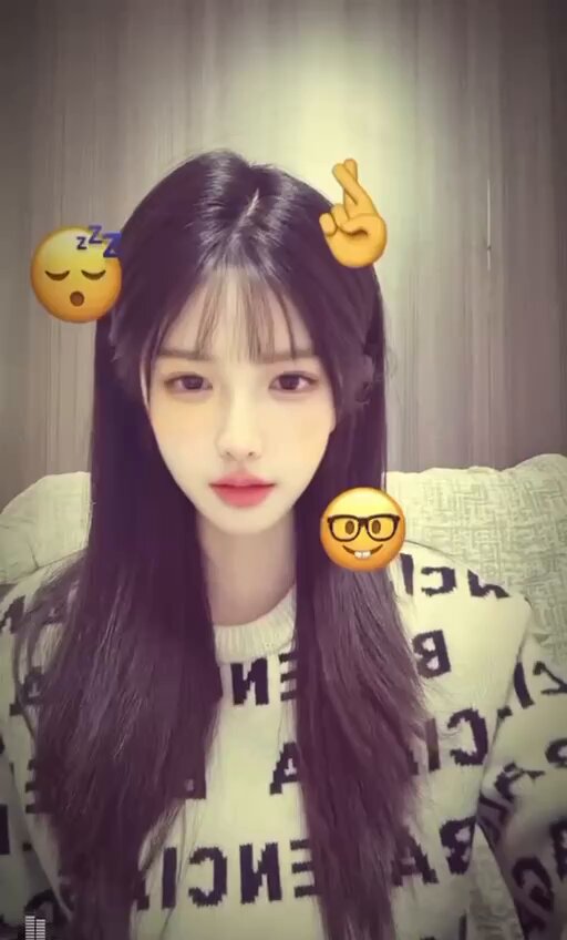 长发美女沙发诱惑！表情萌翻天手指比心超撩人