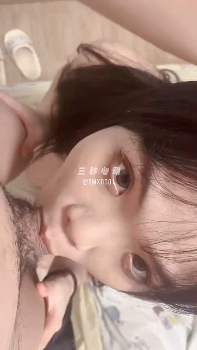 还是找小妹妹好，说是昨晚被我搞得太痛了，要给我介绍个同学，那我肯定是恭敬不如从命咯，你看，一入到底，差点给妹子搞吐出来，妹子说她也想试试...