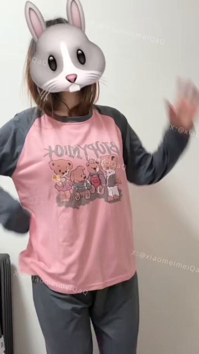 兔女郎脱衣诱惑！粉帽露乳大秀翘臀白丝腿玩不停