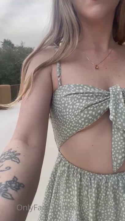 胸見せの緑ワンピ美女が屋外でスカートをめくり美脚を披露！123av.fun独占誘惑