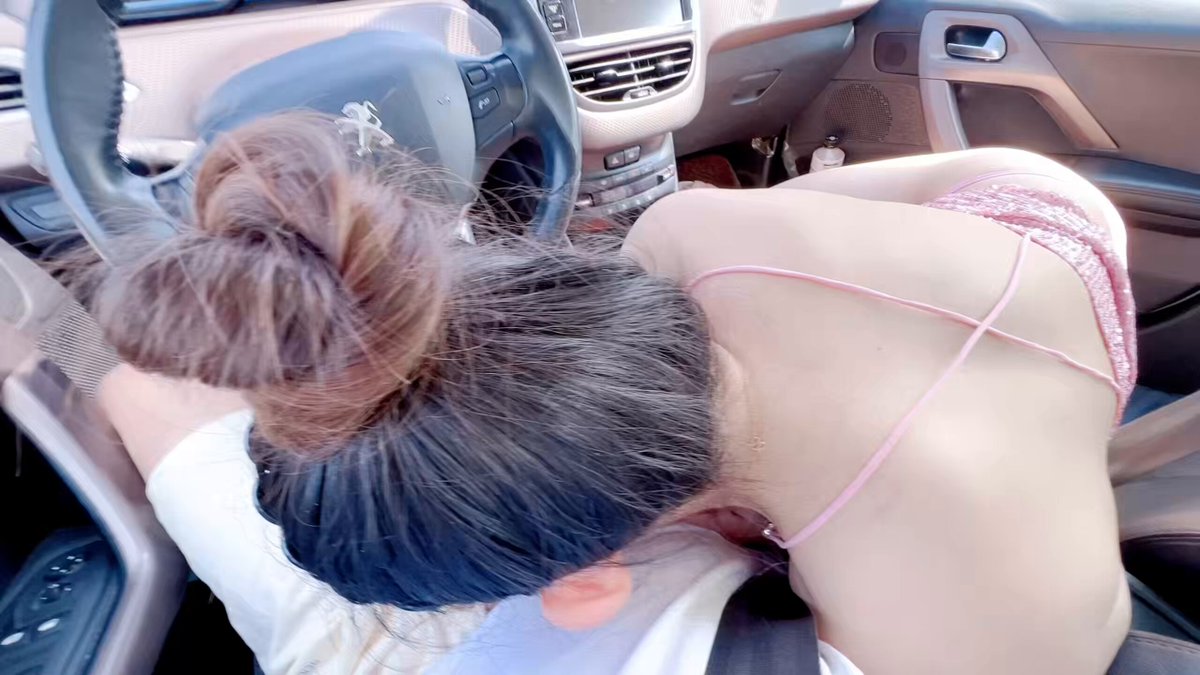 和媳妇继续开车溜达，在村里等火车的时候，我让媳妇来吃鸡，心想一定会有司机看到，不过没有等到司机，却等来了骑三轮车的大娘和在铁路旁看守的工...