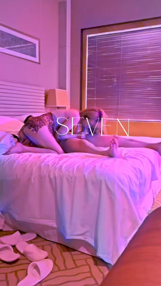 单男一只手拨弄着嫩嫩下面，一边享受柔软的小舌头，完美！ 