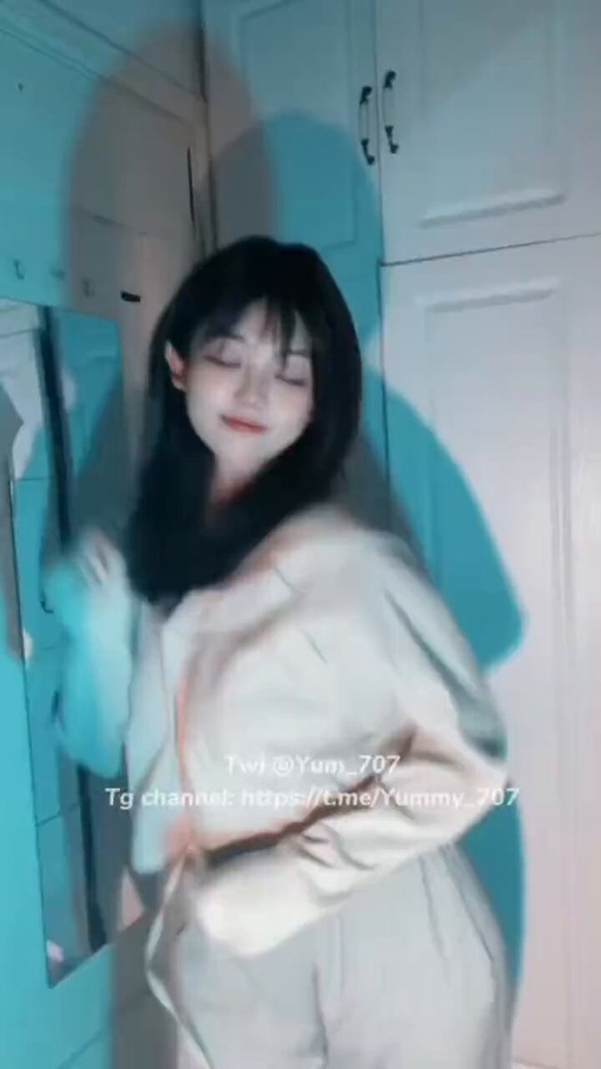 浴室镜前黑发美女脱衣诱惑 露乳露阴大秀翘臀