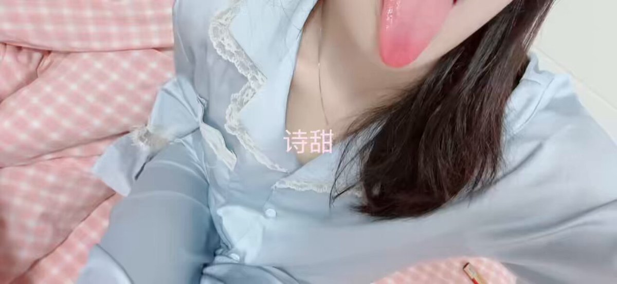 蓝丝睡衣辣妹伸舌挑逗脱衣秀