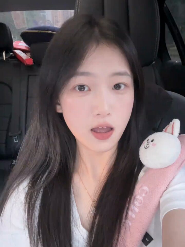 車内の誘惑！黒くて長いストレート美女が車で自分を愛撫してピンクの穴がびしょ濡れに