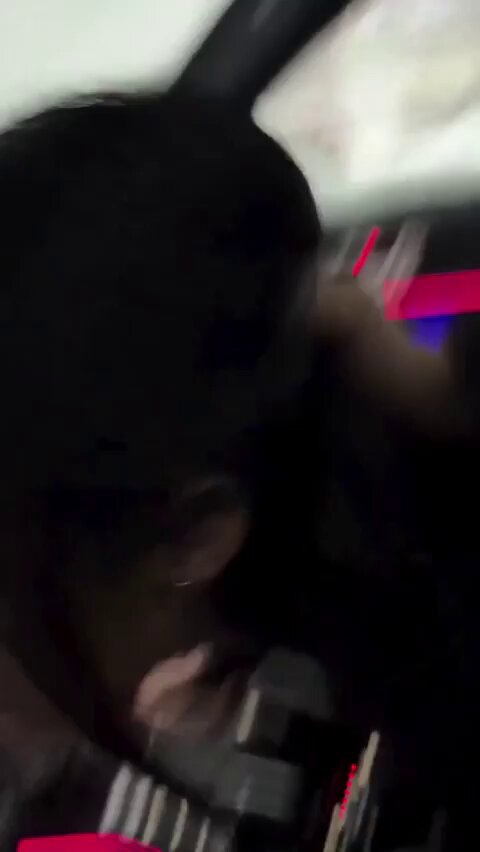 车震狂欢！黑发美女开车自摸高潮喷水