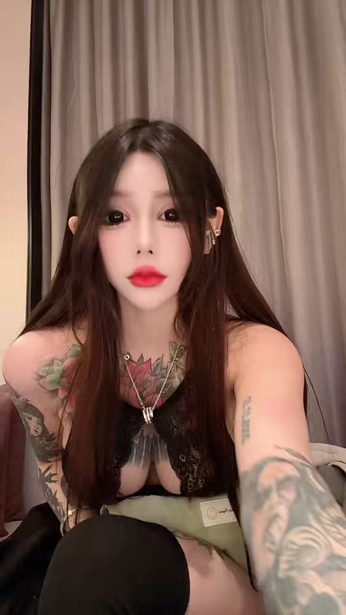 タトゥーの入ったセクシーな女の子が黒ストッキングとレースで誘惑する自撮り、巨乳の深い谷間があなたに舐められるのを待っている！