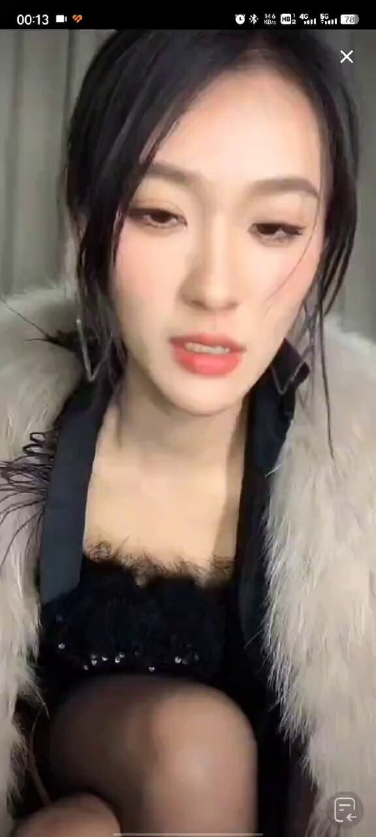 黑丝美女酒后翘臀诱惑直播，湿润红唇大秀黑丝美腿！