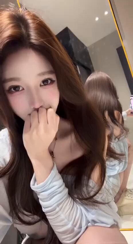 浴室のロングヘア美女が胸を露出して自分で触る誘惑　指で口を弄り、深Vの爆乳が揺れる