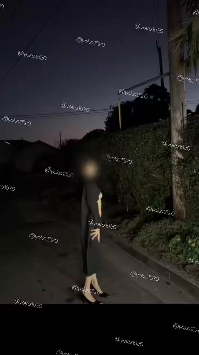 夜の路地に裸女が登場！長いドレスの下は全裸、ハイヒールで街を歩く