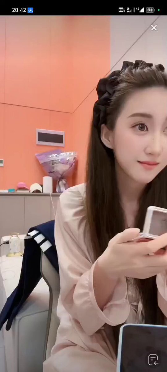 这一弯腰直播间瞬间炸锅了 