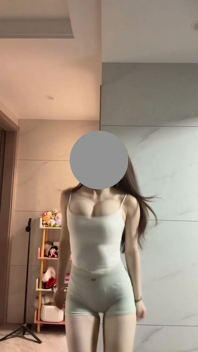 长发美女紧身衣翘臀扭腰超诱惑！123av.fun独家热舞