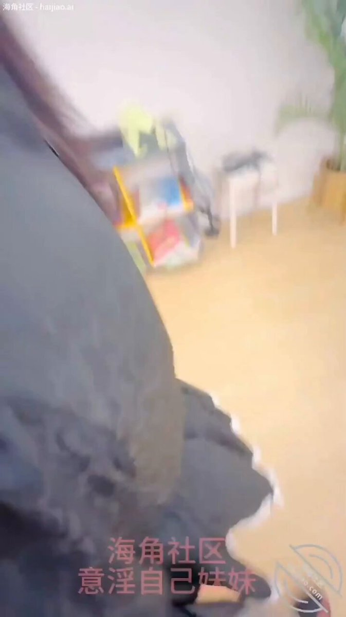 Extremer Inzest, er fantasiert über seine Schwester. (Er schleicht sich in die Schule seiner Schwester, wo sie Musik studiert, und muss m...