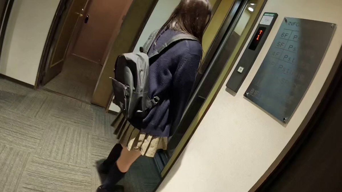 계단에 있는 섹시한 제복 소녀 