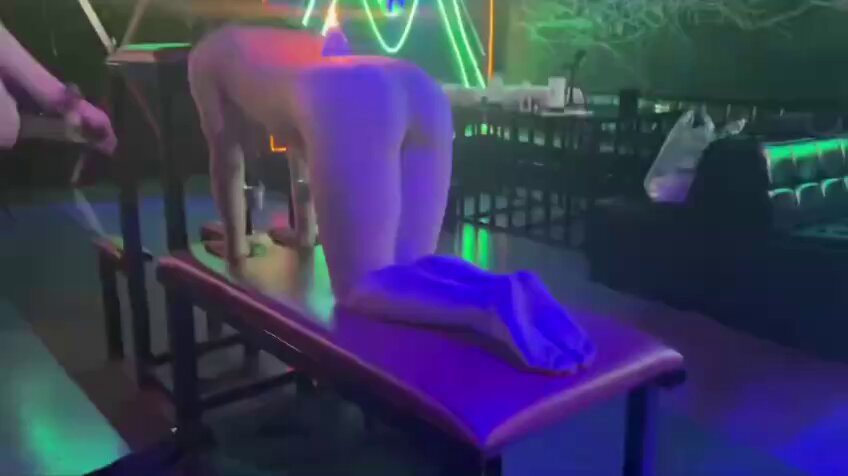 クラブでプリッとした尻の裸女性がドギースタイルで激しく突かれ、巨根で潮を吹く絶頂