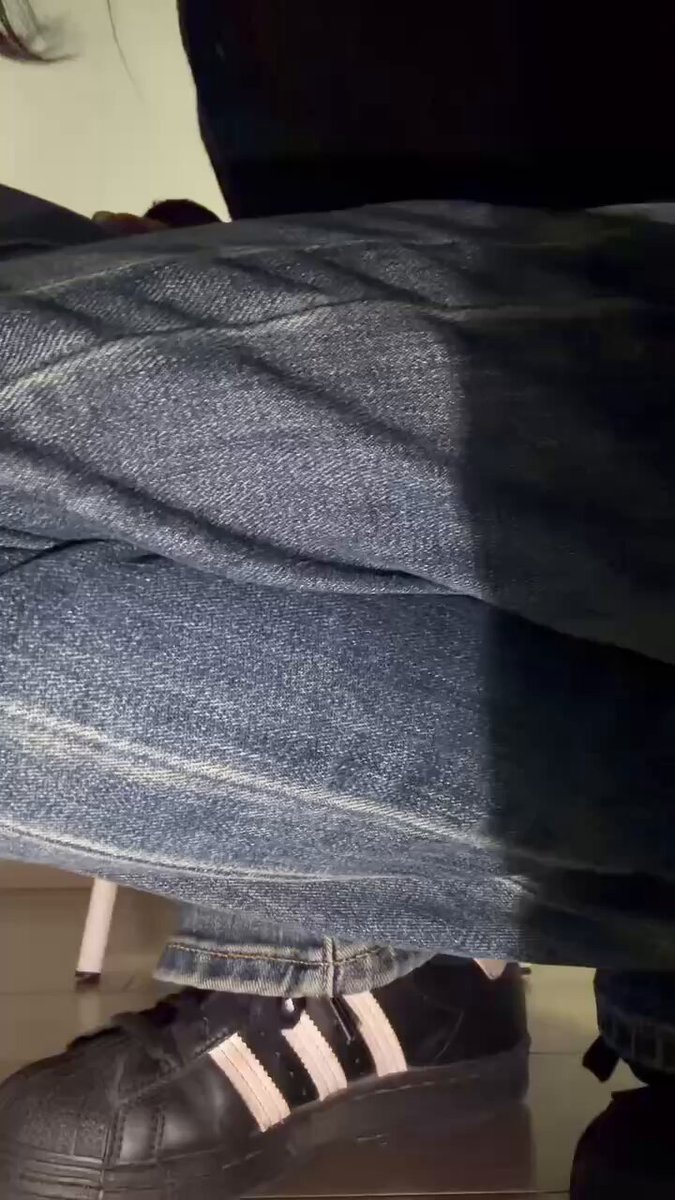 牛仔裤👖里穿了一个开档的超薄无痕肉丝怕同学发现还穿了一双白棉袜，到家用脱了棉袜打湿丝袜臭脚🦶🏻给早泄贱狗🐶使劲摩擦搓射
(关注➕点赞➕转发...