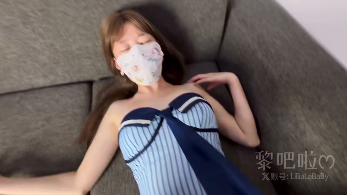 口罩美女沙发上脱衣露乳大秀，粉嫩奶子晃荡诱惑爆棚！