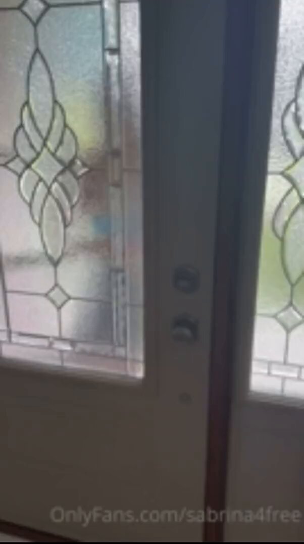 金发辣妹露骨挑逗！超短裙露乳沟户外勾引狂干