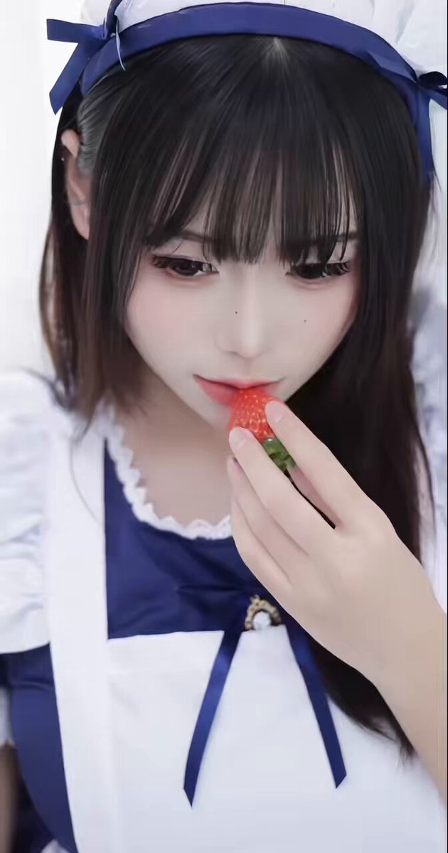 女仆美少女伸舌舔草莓 诱惑汁液滴落大秀唇舌