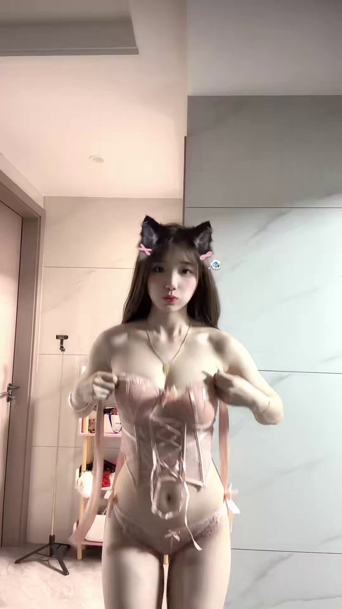 猫娘粉色情趣内衣诱惑大秀，巨乳翘臀全裸摇摆！