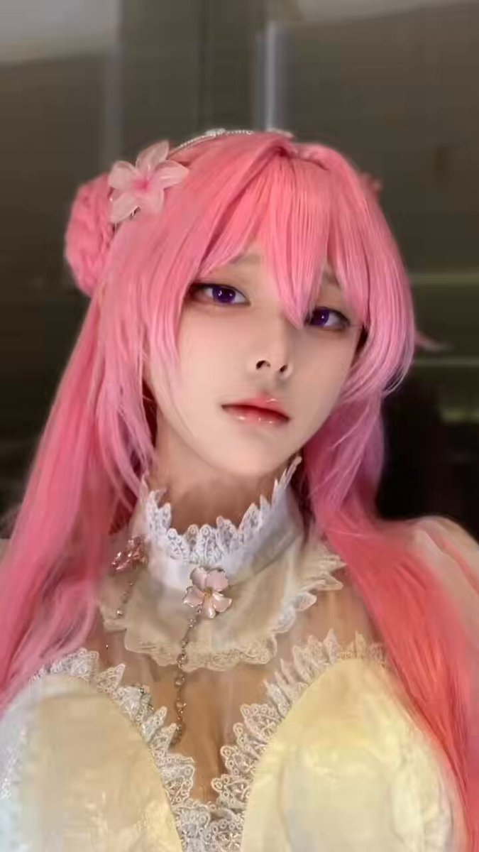 ピンク髪のコス美少女が深V透けウェディングドレスで誘惑、巨乳が溢れんばかり！