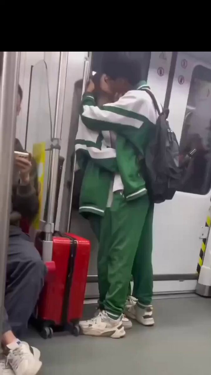 地下鉄で緑の服の少女が熱烈にキス＆抱擁！刺激的すぎる！