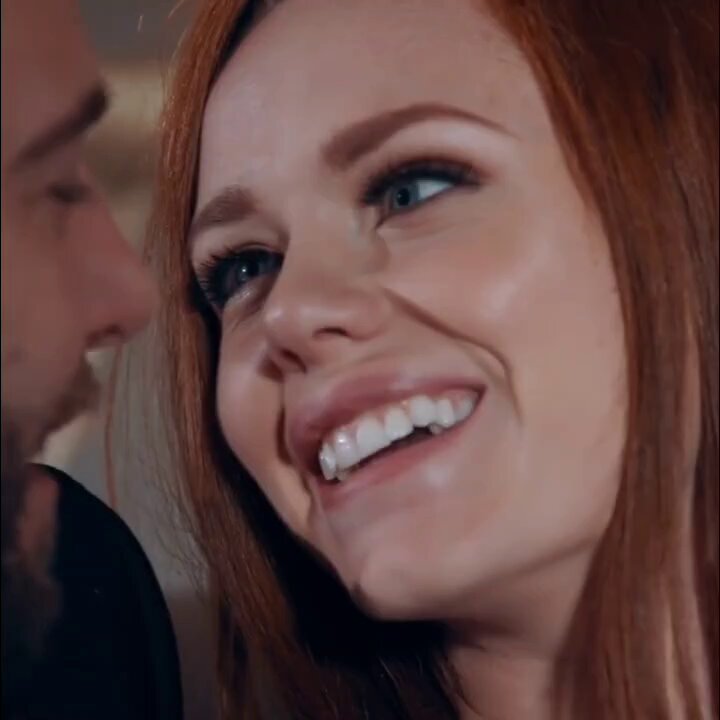 红发美女戴珍珠项链口交大屌 沙发上狂野舔鸡巴