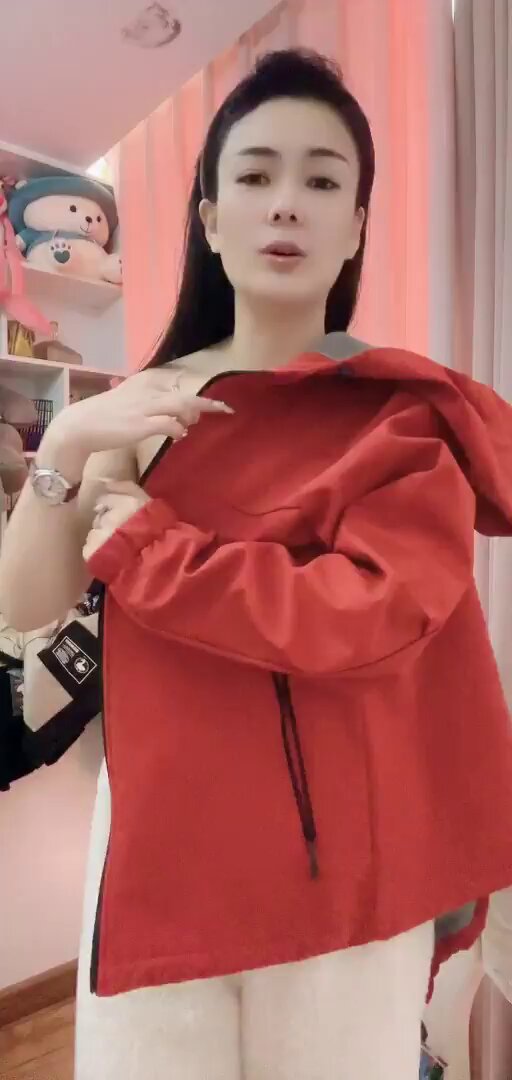 美艶な熟女が赤いジャケットを試着、半露の巨乳で誘惑が溢れる！