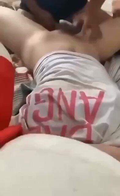 放学后看电视在炕上忍不住上自己的姐姐，下体猛烈的撞击摩擦，小穴再次被弟弟的白浊液快速中出！
（ 