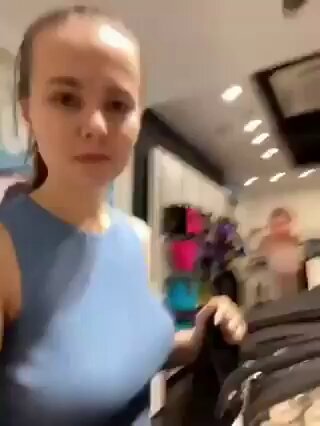 Gym Babe Boldly Pulls Open Her Clothes! Full Exposure of Huge Breasts — Super Exciting