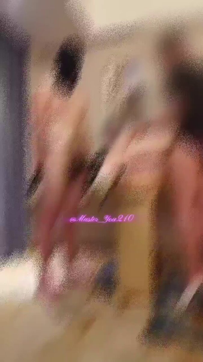 可怜的贱狗！！ 被绑起来听着妈妈被艹， 同时被正在被X的妈妈狂撸。。 实在太可怜了。。 

  