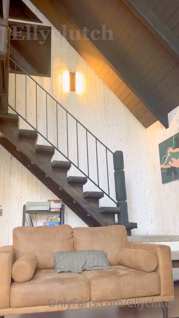 红发尤物Elly Clutch沙发上手撸管口爆狂欢