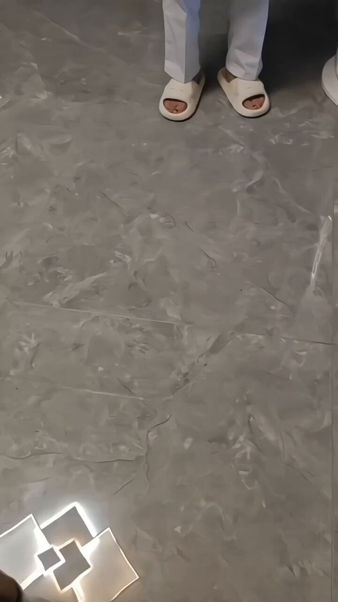 去主任家里吃饭 平时在工作中他对我挺照顾的

饭后主任居然让我用手帮他，一开始我是拒绝的 #根浴服务 #抓龙筋 #前列腺保养 

我也怕他给我穿小鞋...