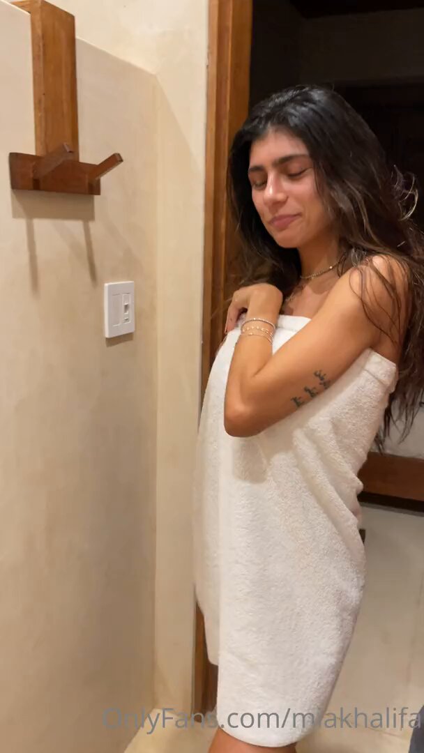 Bathroom Bombshell Gets Wet and Teases! Big-Breasted Beauty Drops Towel, Bares Thong-Clad Perky Butt