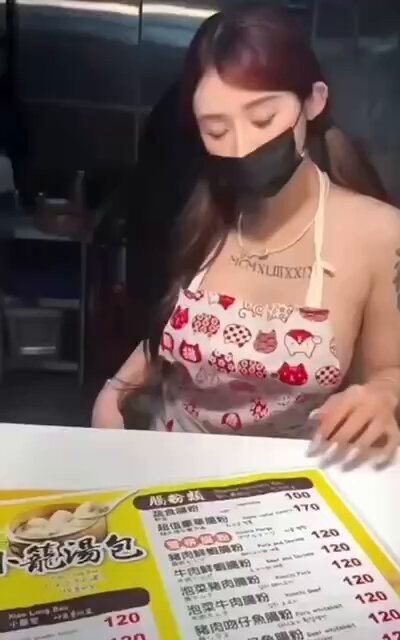 纹身辣妹厨房超露骨！口罩围裙巨乳晃荡诱惑做菜