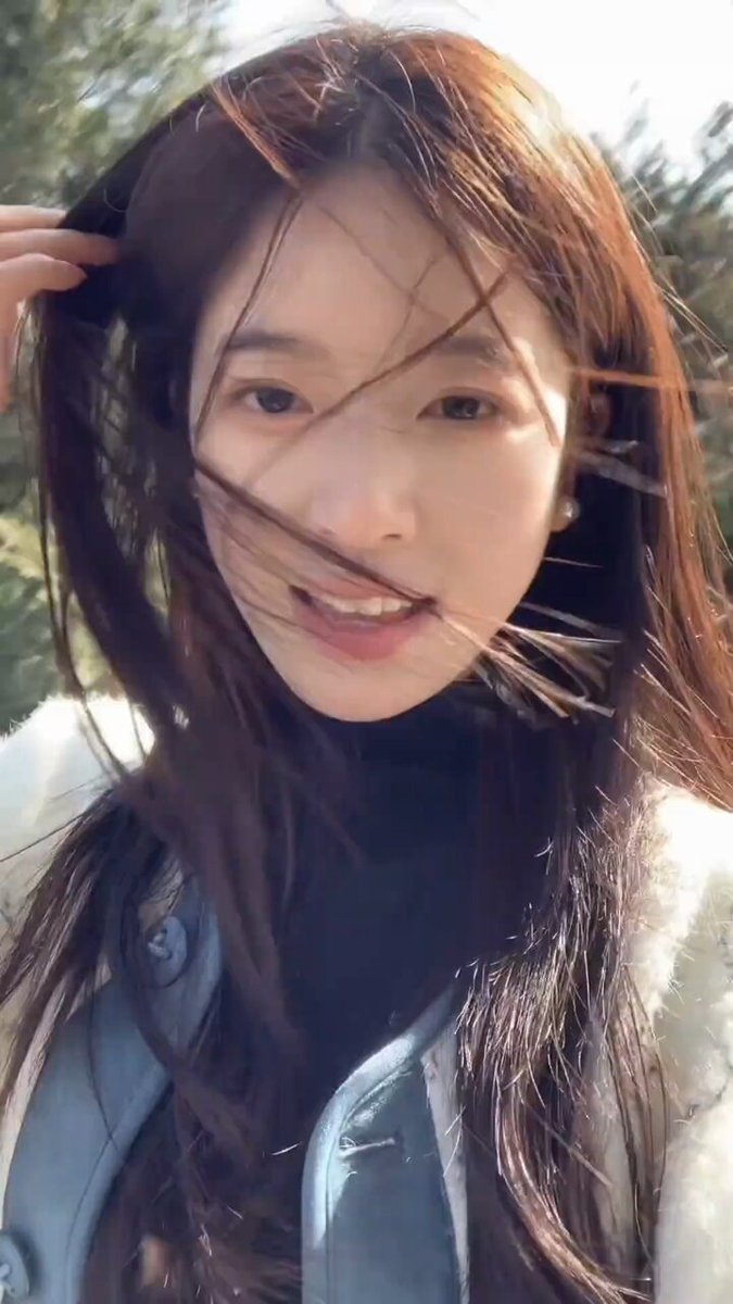 ロングヘアの美女が屋外で髪をかき上げ微笑で誘惑、123av.funがあなたをヤるのを待っている！