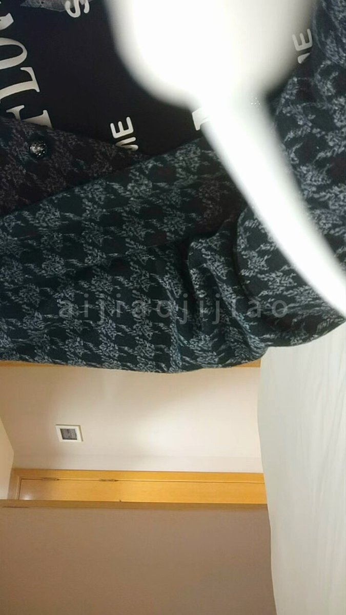 ช่างภาพตัวจริงใช้กลโกงเพื่อถ่ายภาพส่วนตัวของหญิงสาวหน้าตาธรรมดาคนหนึ่ง เธอกังวลมากว่าภาพจะถูกขาย แต่เธอก็ยังถูกหลอกให้ทำตามคำแนะนำและโพสท...