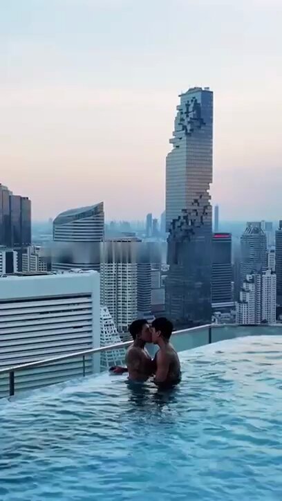 GV: Lelaki sesat bertatu makan ayam di mana-mana, walaupun di kolam renang dan sauna, sehingga dia panas. 