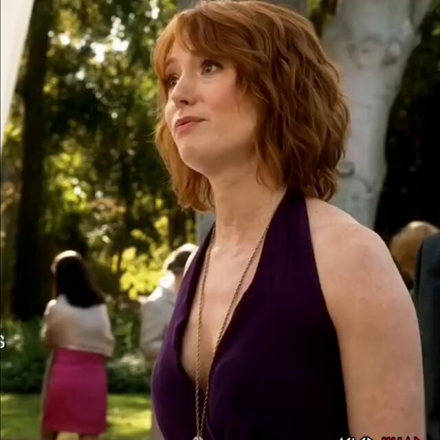 赤毛美女の深V爆乳誘惑、金髪美女の全裸バストシェイク誘惑 — 123av.fun独占