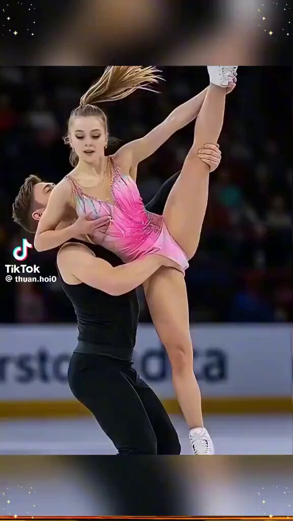 冰上高抬腿！美女花滑妹子紧身衣露阴部狂野劈腿