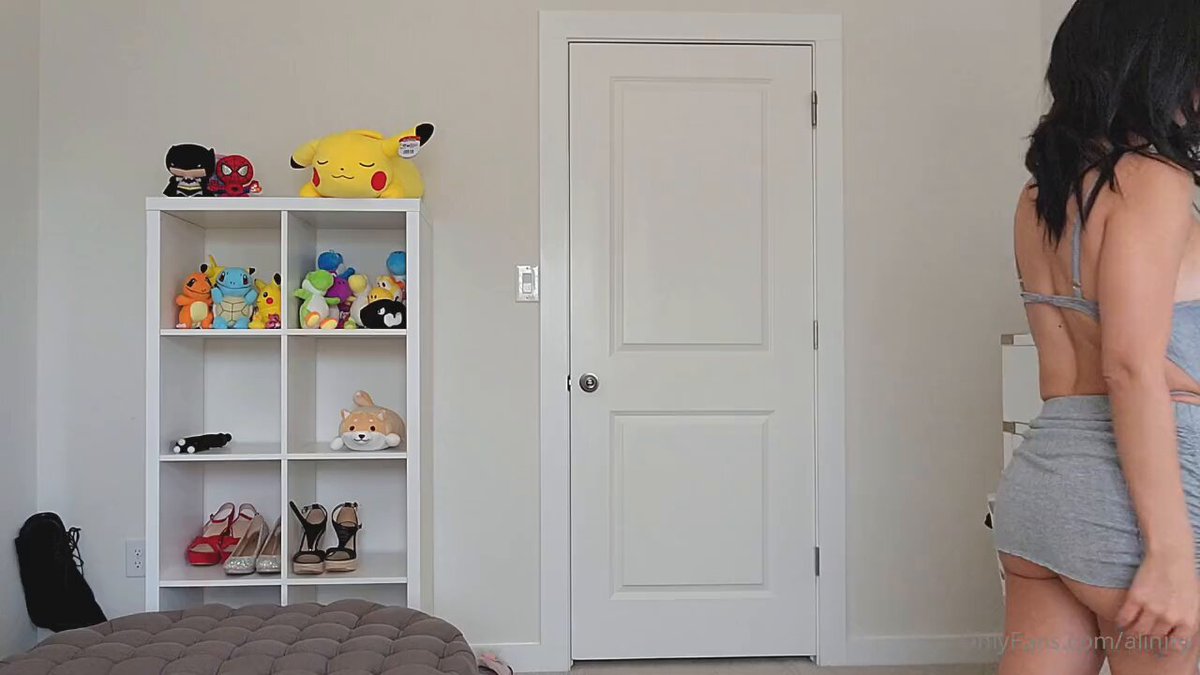 黑发辣妹灰色超短裙扭臀诱惑，皮卡丘房大奶摇晃超撩人！