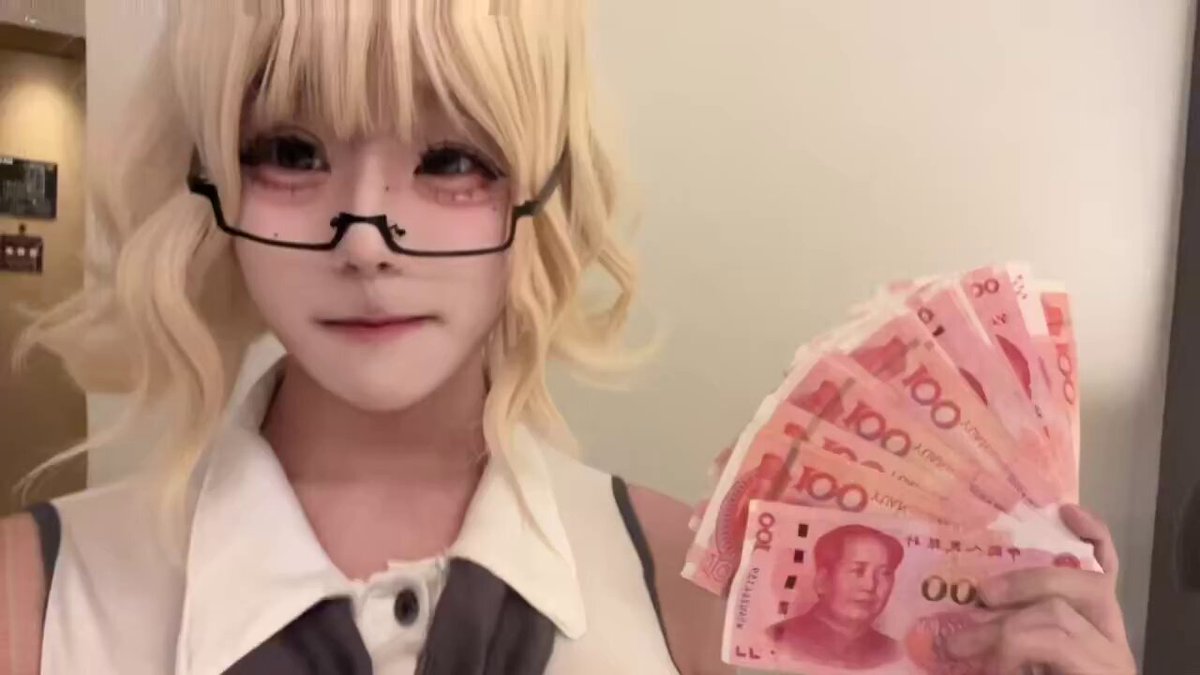 眼鏡の金髪の若い女性が札束を振って誘惑！OLが金銭関係を求める（アダルト）