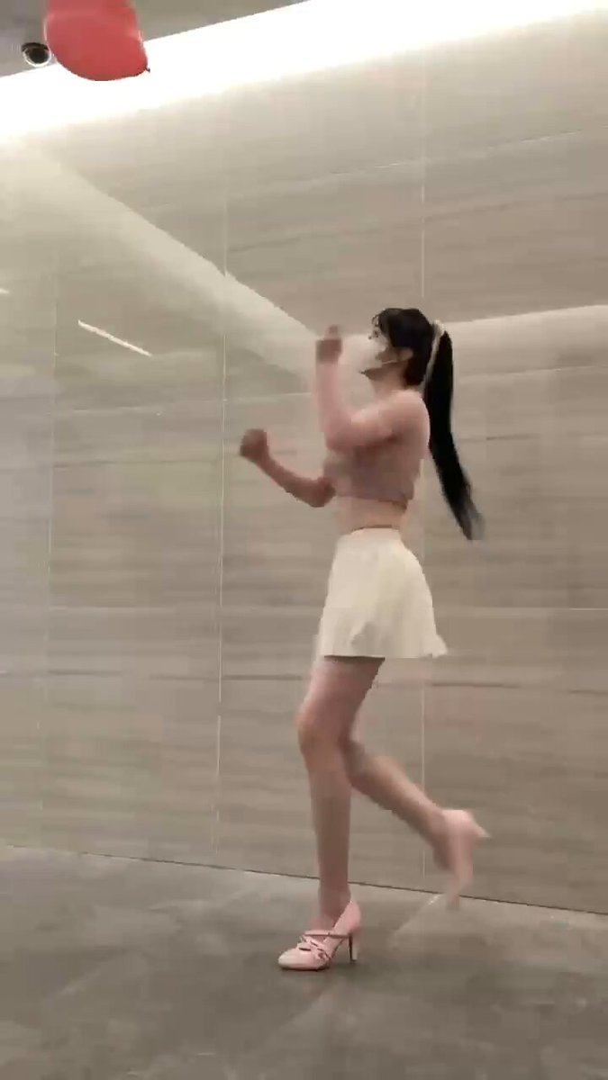 酒店走廊骚货马尾妹高叉踢腿露奶飞裙狂舞