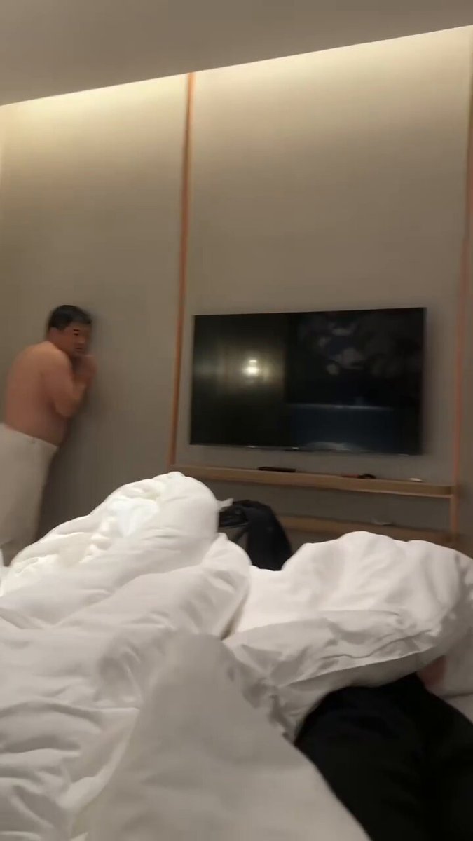 ホテルでタオルだけの男二人の壁ドン誘惑！裸背とプリ尻で互いに挑発、欲情全開